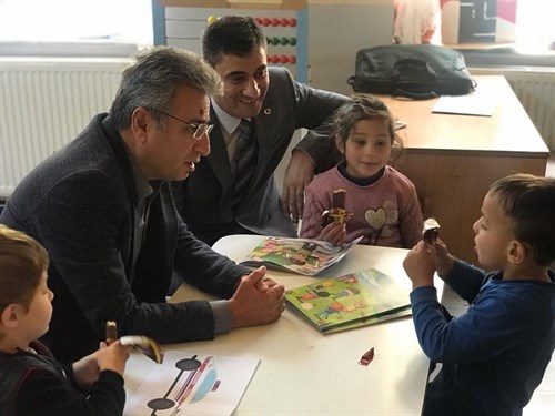 İlçe Kaymakamımız Sn. Murat ÖZTÜRK kırsal mahalle ziyaretlerine devam ediyor.